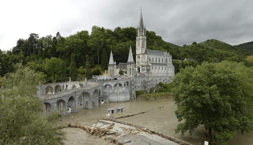 El santuario mariano de Lourdes en Francia inundado