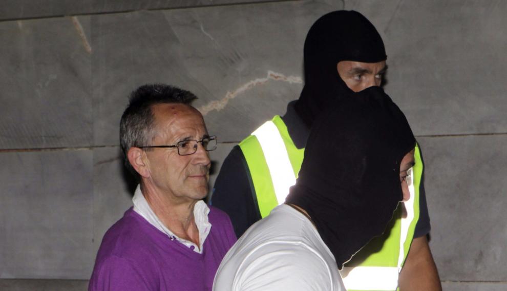 Silva Sande custodiado por dos agentes