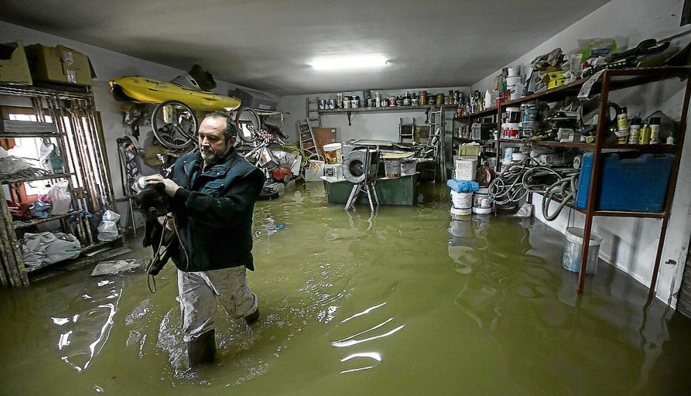 La riada entra en varias casas de Novillas e inunda miles de hectáreas de campos
