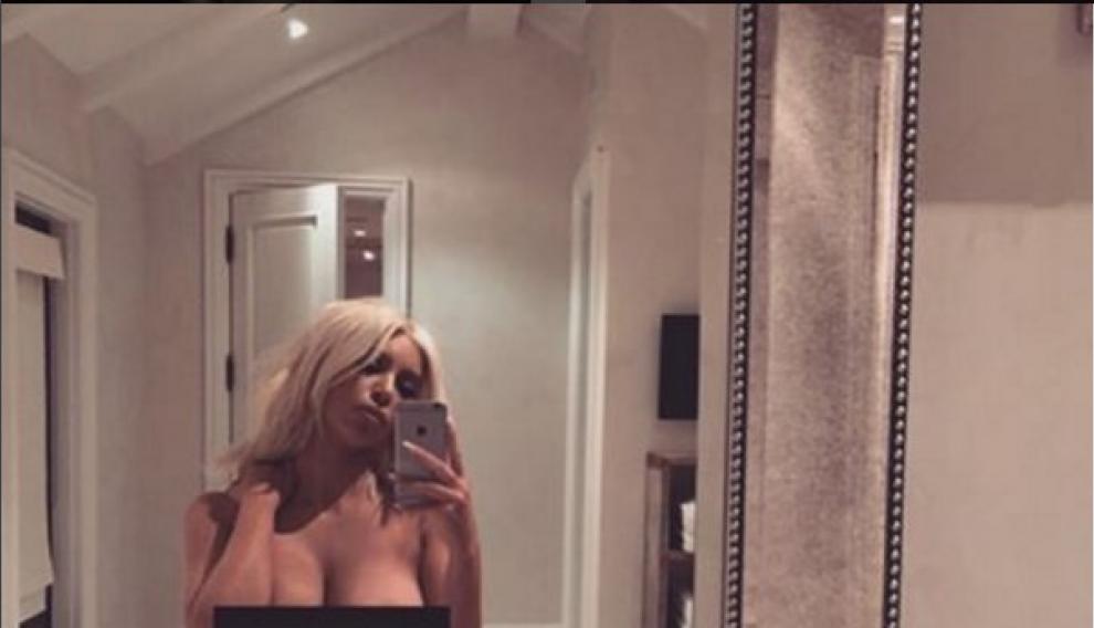 Kim Kardashian desnuda ante el espejo.