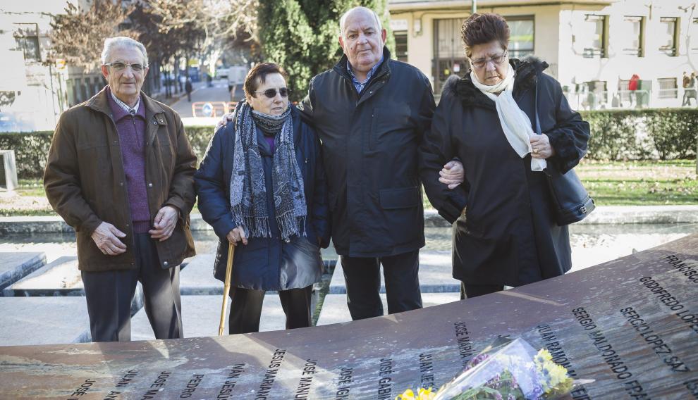 David González, Jacoba Paredes, Abilio Saz y María Pilar López, padres de dos sargentos muertos en el Yak, en el Memorial de Zaragoza.