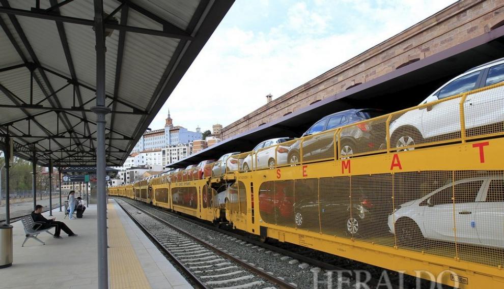 Un tren con coches Opel con destino Valencia, espera en la estación de Teruel. Mide 550 metros y transporta 240 coches