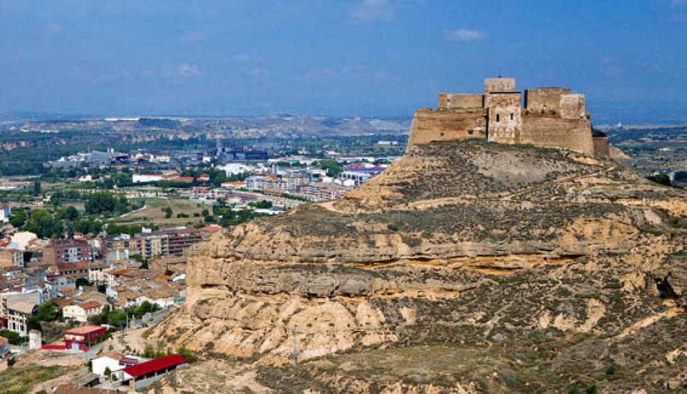 El castillo medieval de Monzón ha sido utilizado como fortaleza desde sus orígenes hasta el siglo XX.