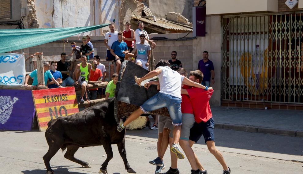 La vaca de la ganadería Hermanos Marcén Romero levantó por los aires a uno de los mozos.