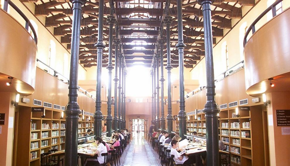 Biblioteca Ricardo Magdalena, la más grande de la red municipal de Zaragoza.