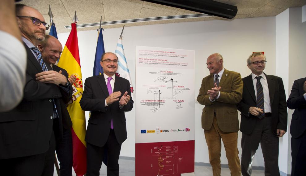 Javier Lambán y Alain Rousset, en el centro de la imagen, ayer tras la firma en Canfranc.
