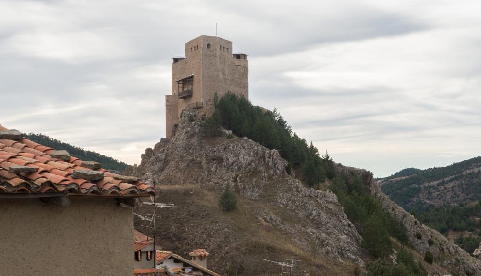 El castillo de los Fernández de Heredia, encaramado a un montículo.