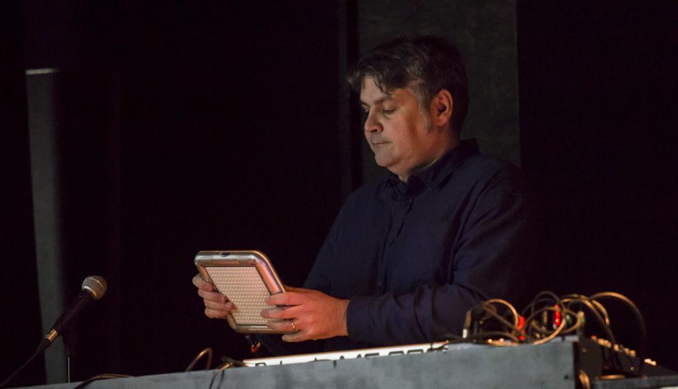 Juanjo Javierre con el instrumento llamado Tenorión.