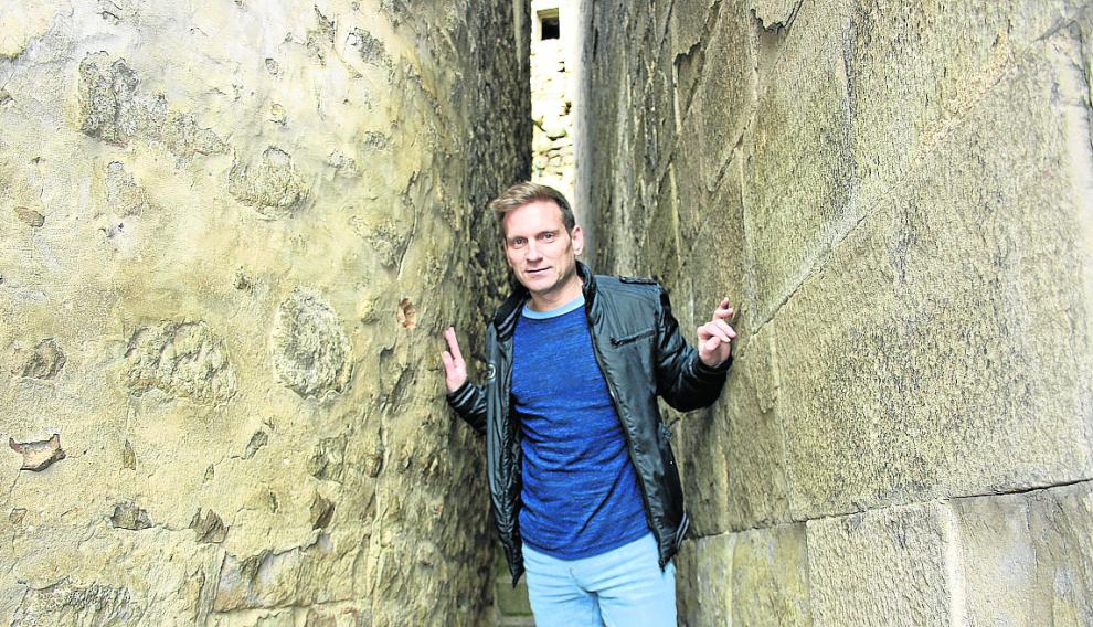 Armando Soria, en la que defienden en el pueblo que es la calle más estrecha del mundo.