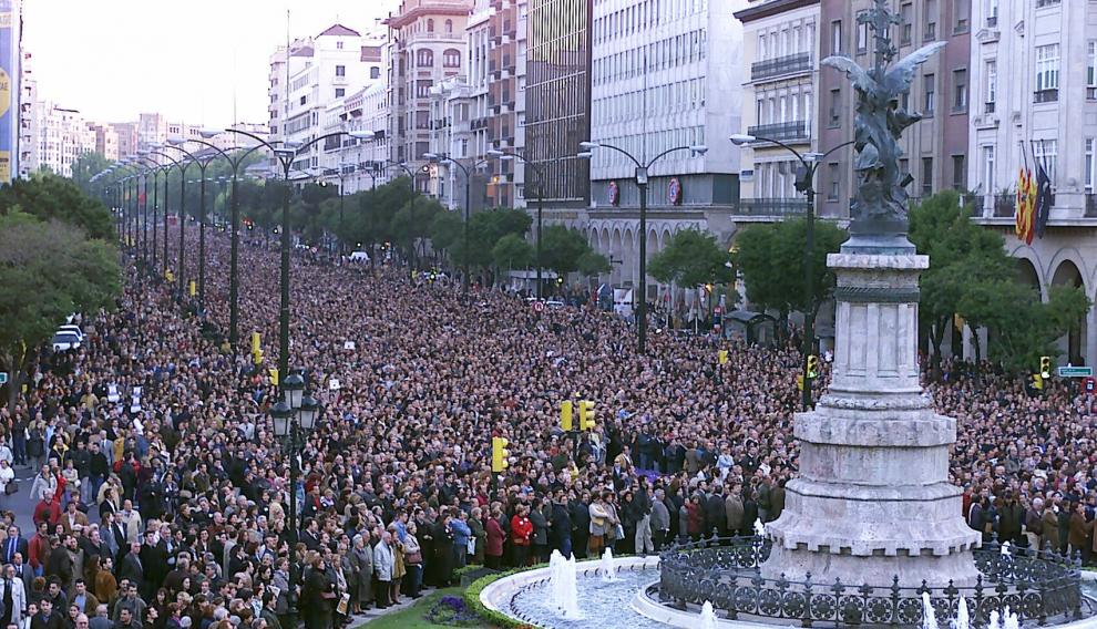 Manifestación en Zaragoza, el 7 de mayo de 2001, en repulsa por el asesinato de Manuel Giménez Abad.