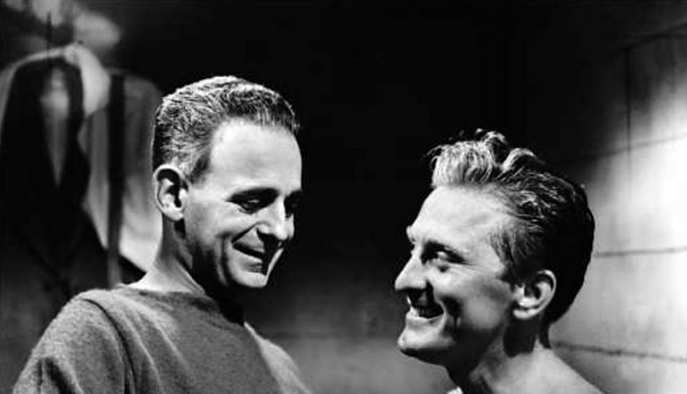 Fotograma de 'El ídolo de barro': Paul Stewart y Kirk Douglas.