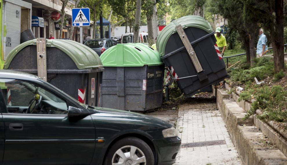 Los destrozos de la tormenta en la calle Galán Bergua