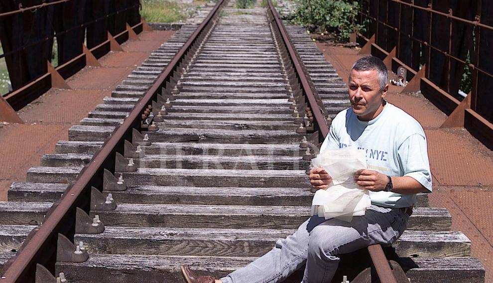 Jonathan Díaz, ciudadano francés y chófer de autobús de la línea Oloron-Canfranc, encontró los documentos de Canfranc sobre el tránsito de oro nazi desde Suiza a España y Portugal en la Segunda Guerra Mundial. Retrato de Jonathan Díaz el 7 de agosto de 2001