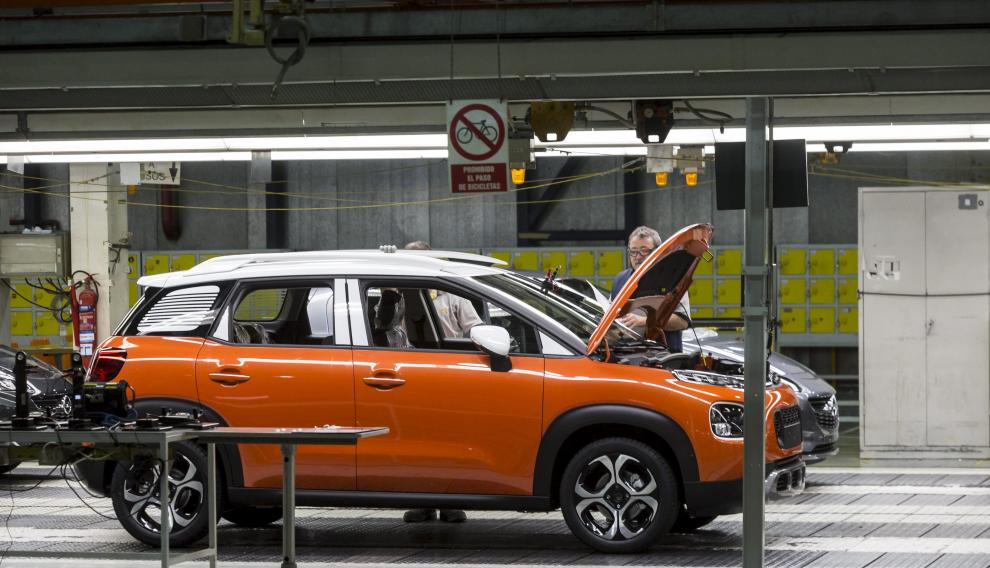 Un Citroën C3 Aircross, en la cadena de montaje de la planta de Opel en Figueruelas.