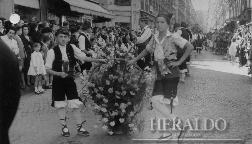 Ofrenda a la Virgen del Pilar en Zaragoza en 1958. La primera ofrenda de Flores de la historia.