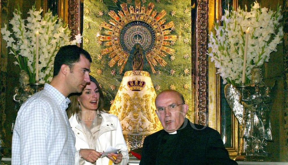 Don Felipe y Doña Letizia decidieron visitar varias localidades españolas después de su boda, el 22 de mayo de 2004. Entre ellas tres aragonesas: Alcañiz, Sos del Rey Católico y Zaragoza. A pesar del secreto con el que planearon el viaje, todos sus movimientos quedaron registrados por las cámaras. En la basílica del Pilar, no obstante, tuvieron unos momentos de tranquilidad para orar ante la Virgen