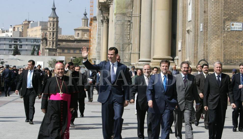 El príncipe Felipe visita a la Virgen del Pilar durante la inauguración de los trabajos de restauración de la Regina Martyrum en marzo de 2007