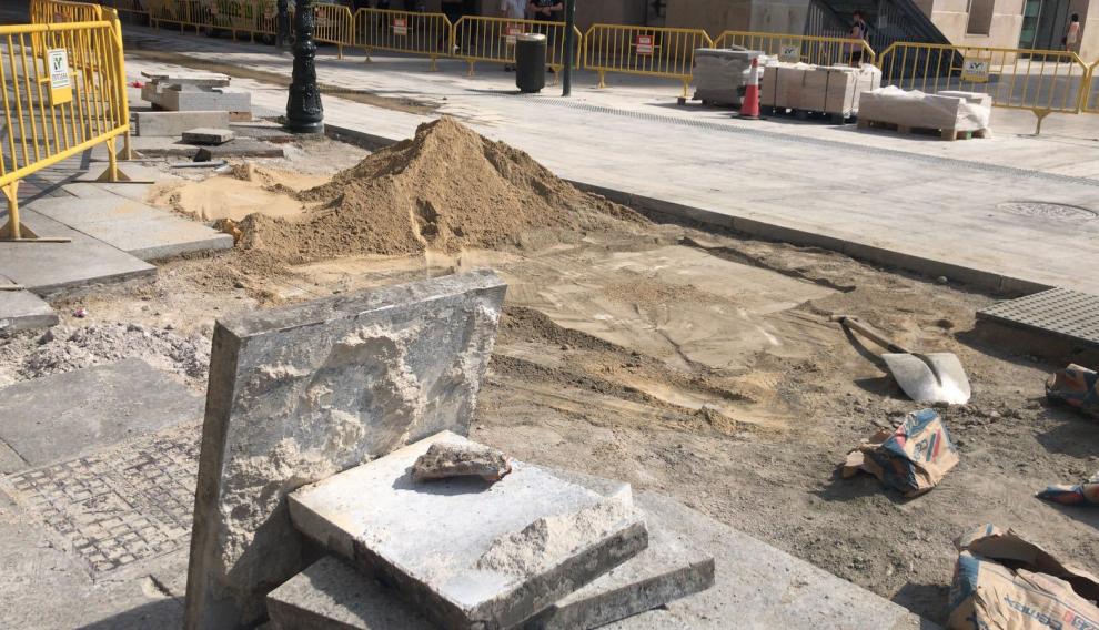 Parón en las obras de Don Jaime por falta de baldosas