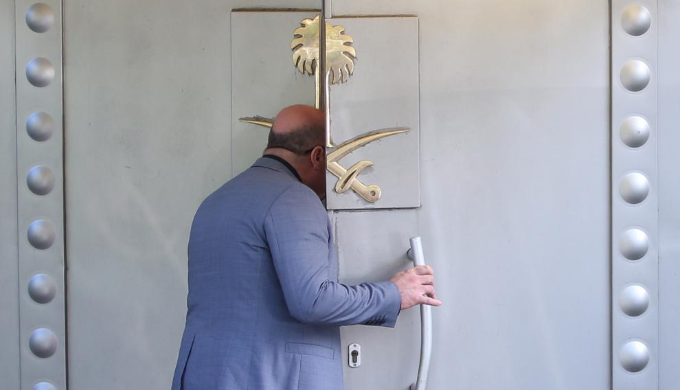 Puerta del consulado de Arabia Saudí en Estambul, donde se vio por última vez al periodista desaparecido.