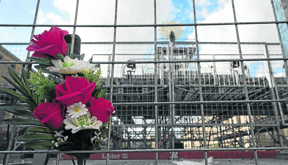 Todo listo para 'tejer' con flores el manto de la Virgen