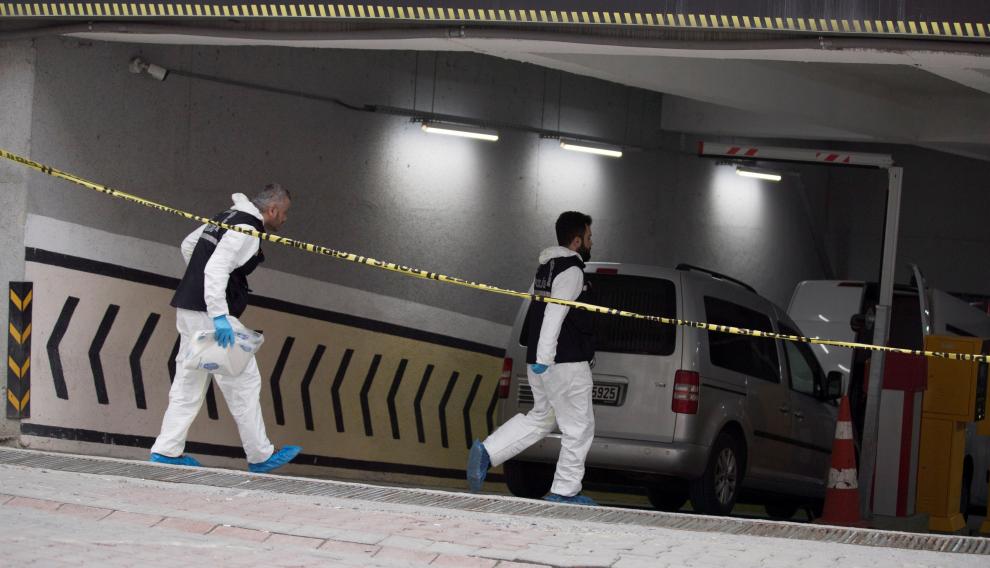 La Policía registra vehículos del consulado saudí