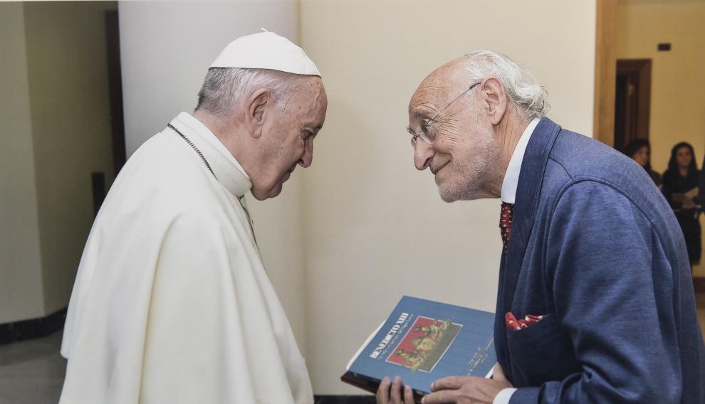 El papa Francisco recibe en el Vaticano a José Javier Forcén, que lleva un libro del Papa Luna.