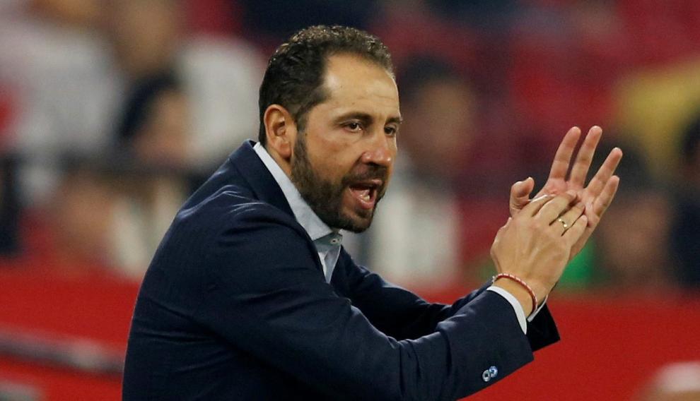 Pablo Machín, entrenador del Sevilla, aplaude a sus jugadores en el partido de este jueves de Europa League contra el Akishar (6-0).