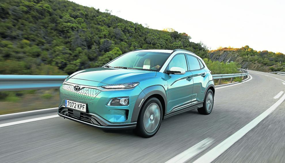 El nuevo Kona eléctrico, sin parrilla frontal y en carrocería bitono.