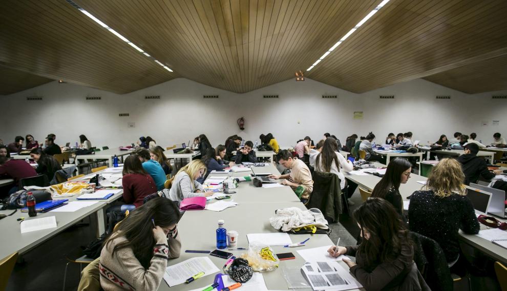 Estudiantes en la biblioteca de la Facultad de Económicas
