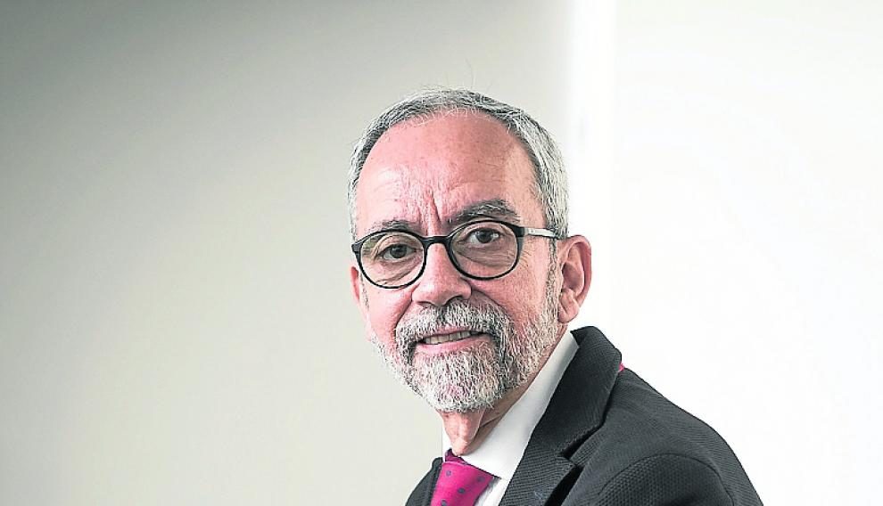 Sánchez Miret es especialista en Medicina Interna e Intensiva