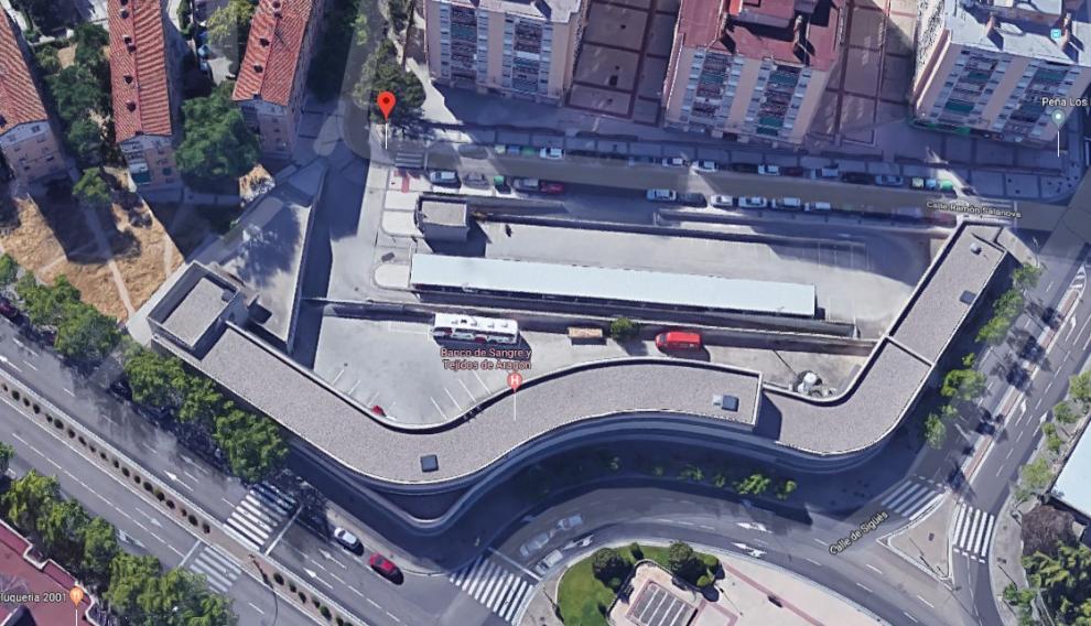 Calle Ramón Salanova y aparcamiento del Banco de Sangre de Aragón.