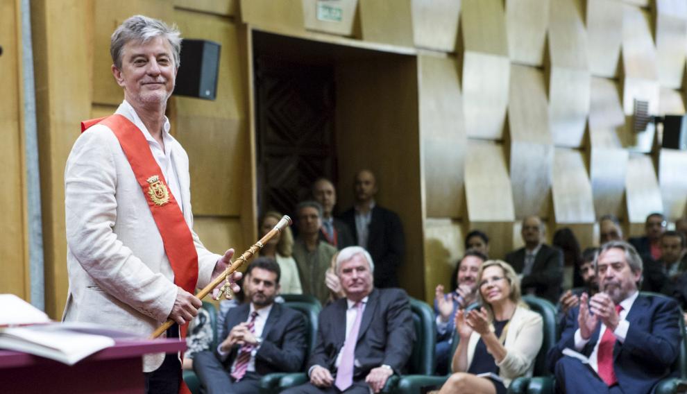 Al alcalde, además de la banda y la insignia, le corresponde el bastón de mando.