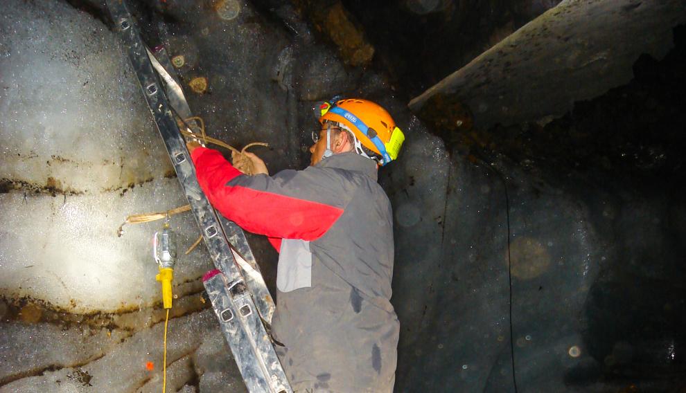 Muestreando un muro de hielo en una cueva pirenaica