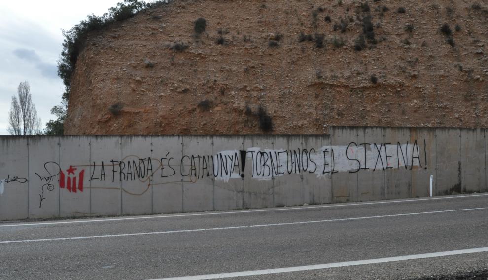 Pintada en Cretas, entre Aragón y Cataluña, donde se puede leer: "La Franja es Catalunya" y "Devolvednos Sijena".