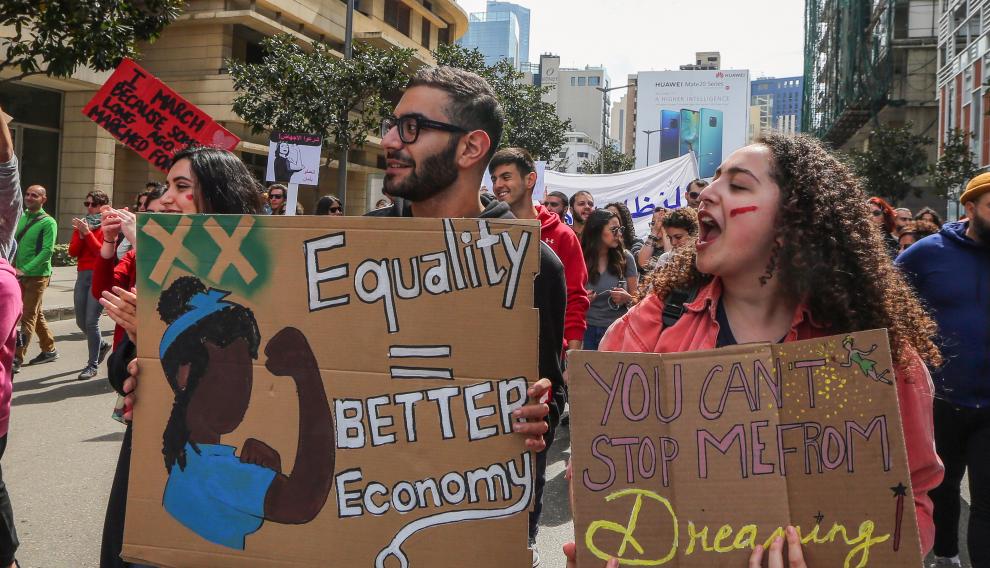 Activistas libaneses claman por la igualdad en las calles de Beirut.