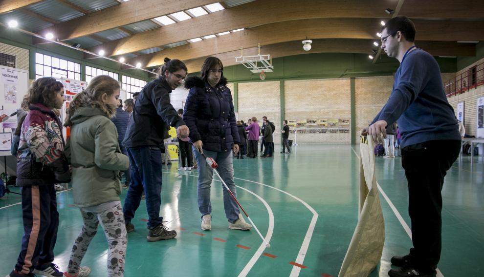 La vibración del bastón se hace más intensa al acercarnos al obstáculo
