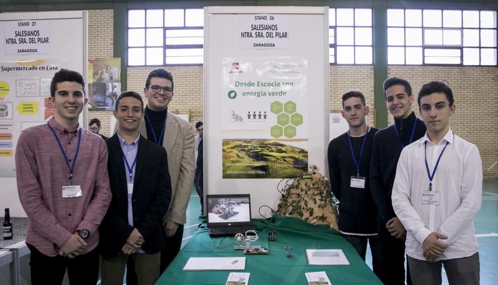 Equipo del proyecto 'Desde Escocia, con energía verde', junto a su maqueta