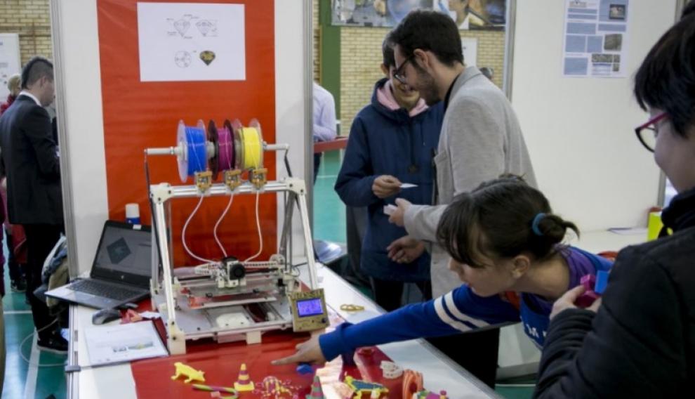 Demostración del funcionamiento de la impresora 3D multicolor