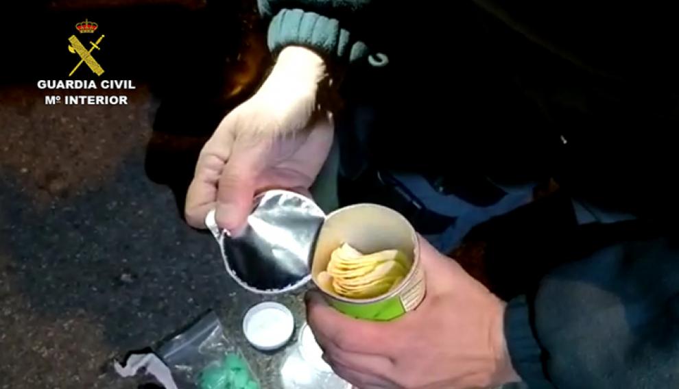 El envase contaba con un doble fondo para ocultar estas sustancias que habían sido fabricado por los ocupantes del vehículo.