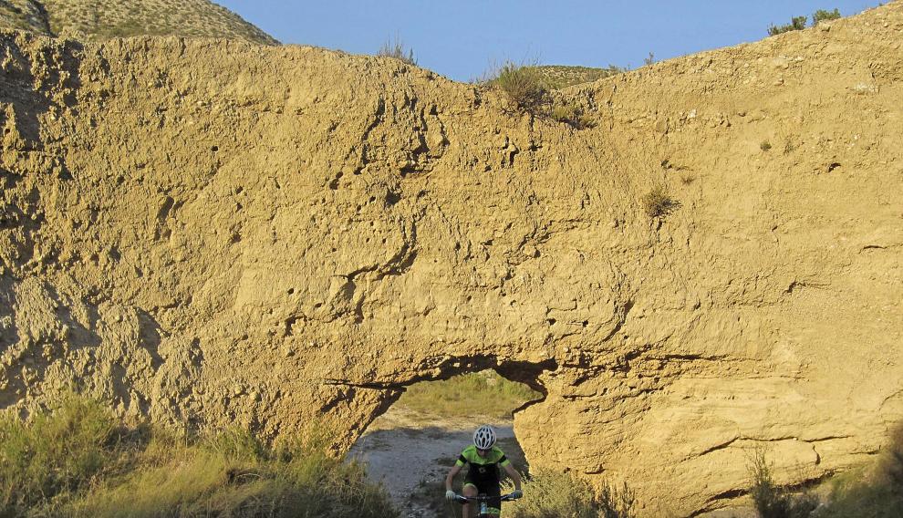 Arco natural en el barranco de los Fantasmas, que cruza el barranco de las Almunias.