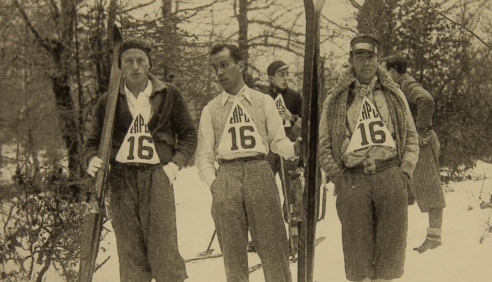 Los Tres Sarrios, como se hacían llamar, compitiendo en una prueba de esquí de montaña: la#I Travesía de Aralar, en 1935, que además ganaron. De izquierda a derecha, José María Serrano Vicens, Luis Gómez Laguna y Fernando de Yarza.