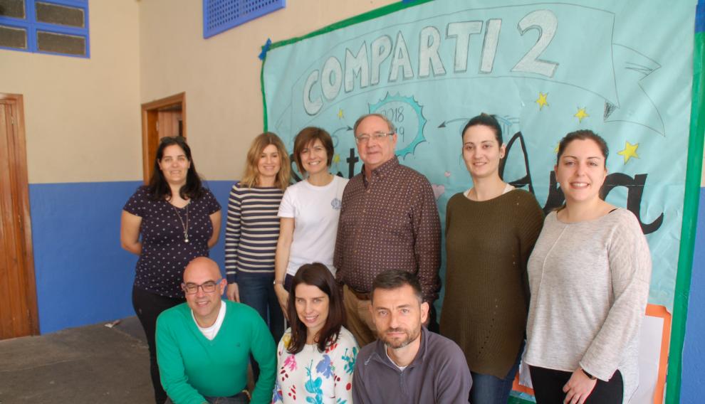 Miguel Vizcaya con un grupo de antiguos alumnos, que hoy son docentes en el Colegio Santa Ana de Caspe (Zaragoza)