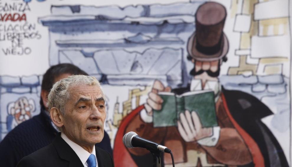 Túa Blesa inaugurando la XV Feria del libro viejo y antiguo de Zaragoza.