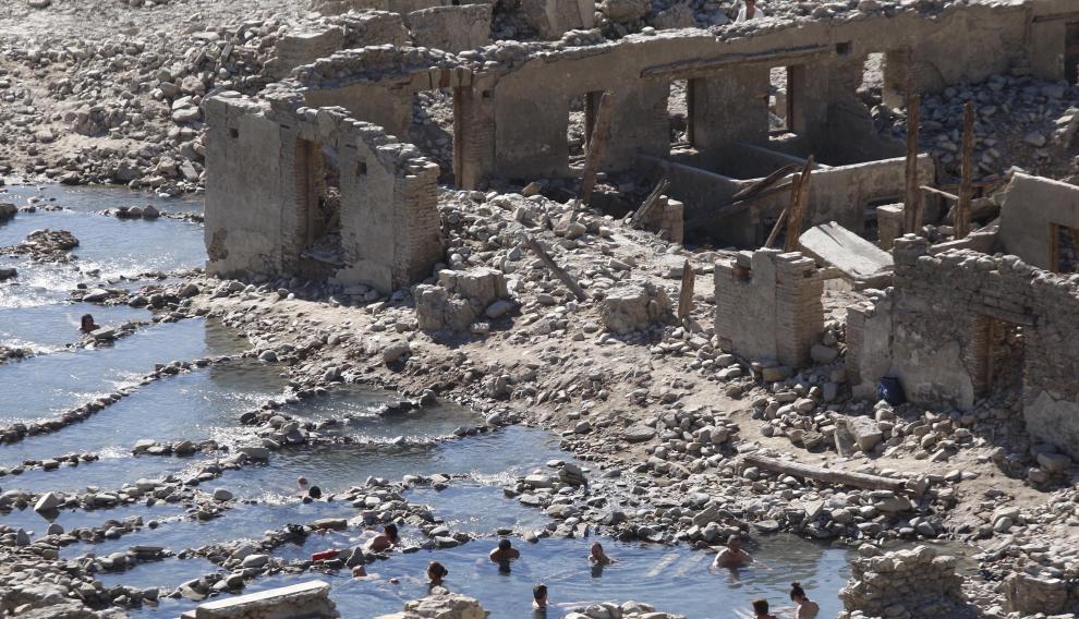 Tiermas y restos del su balneario, normalmente sumergido en el embalse de Yesa.