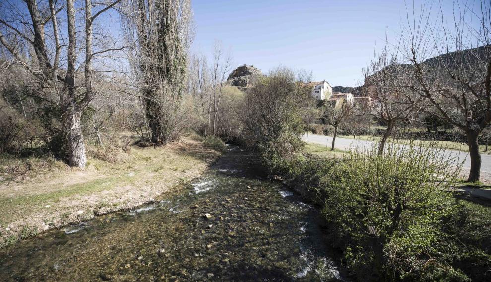 Para llegar a esta localidad en el sur de Teruel hay que pasar en algún momento por Valencia o Cuenca; la apuesta local es el turismo de naturaleza, con los Estrechos del río Ebrón como joya.