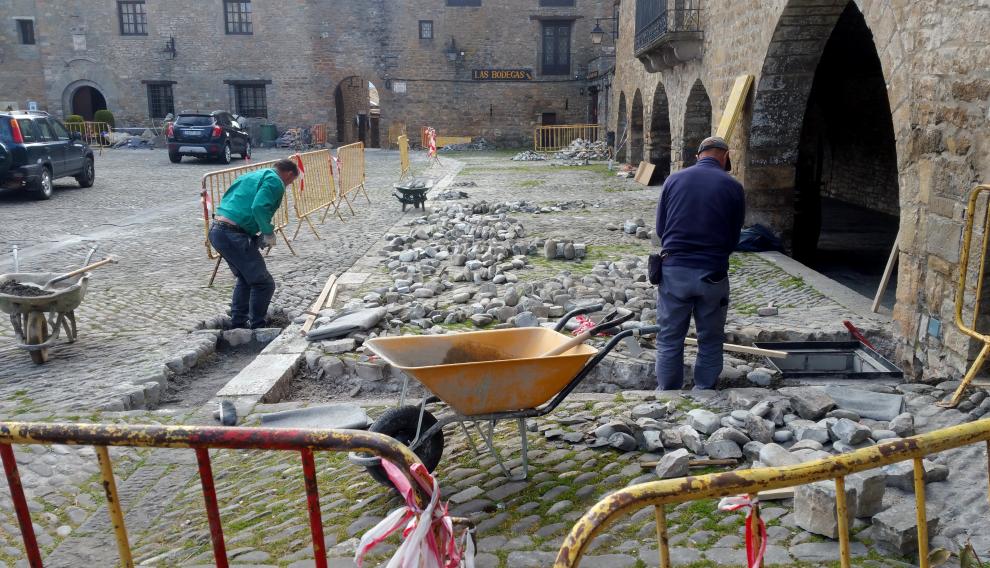 Obras en las calles medievales de Aínsa.