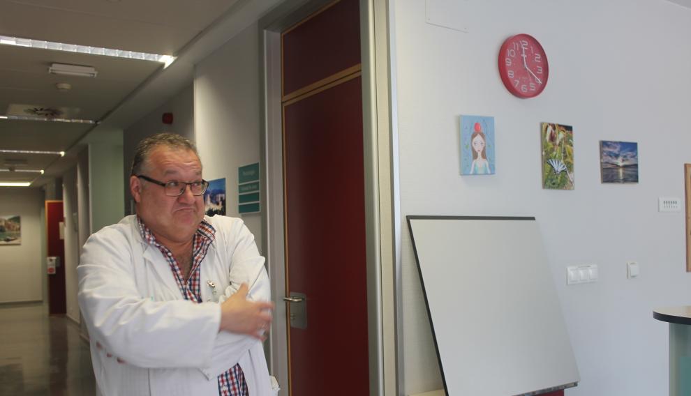 El psiquiatra Alfonso Pérez Poza, presidente de la Sociedad Aragonesa y Riojana de Psiquiatría (SARP), en el Hospital de Día de Psiquiatría del Miguel Servet de Zaragoza.