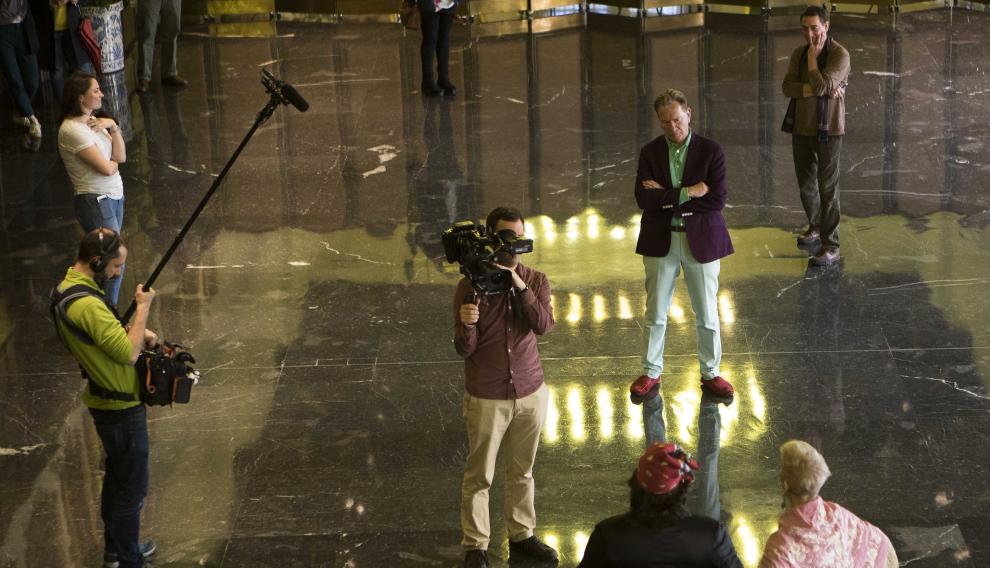 Michael Portillo y su equipo en el rodaje de las jotas en el Ayuntamiento de Zaragoza.