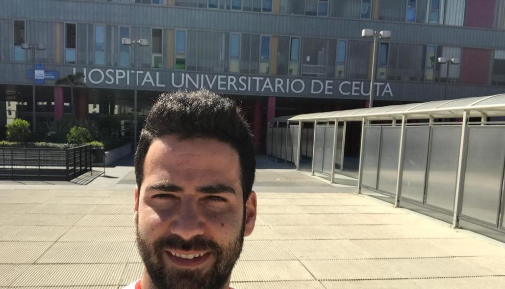 Manuel Tundidor (dcha.), en el Hospital Universitario de Ceuta, donde cursa enfermería.