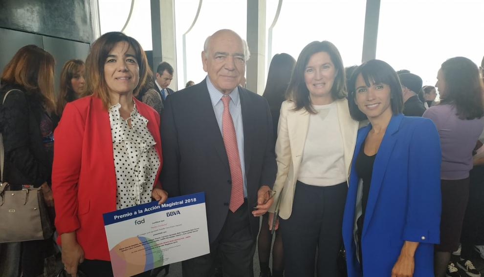 Elena García y Carmina Quesada, con la directora nacional del BBVA, Cristina de Parias, y el presidente de la FAD, Ignacio Bayón.